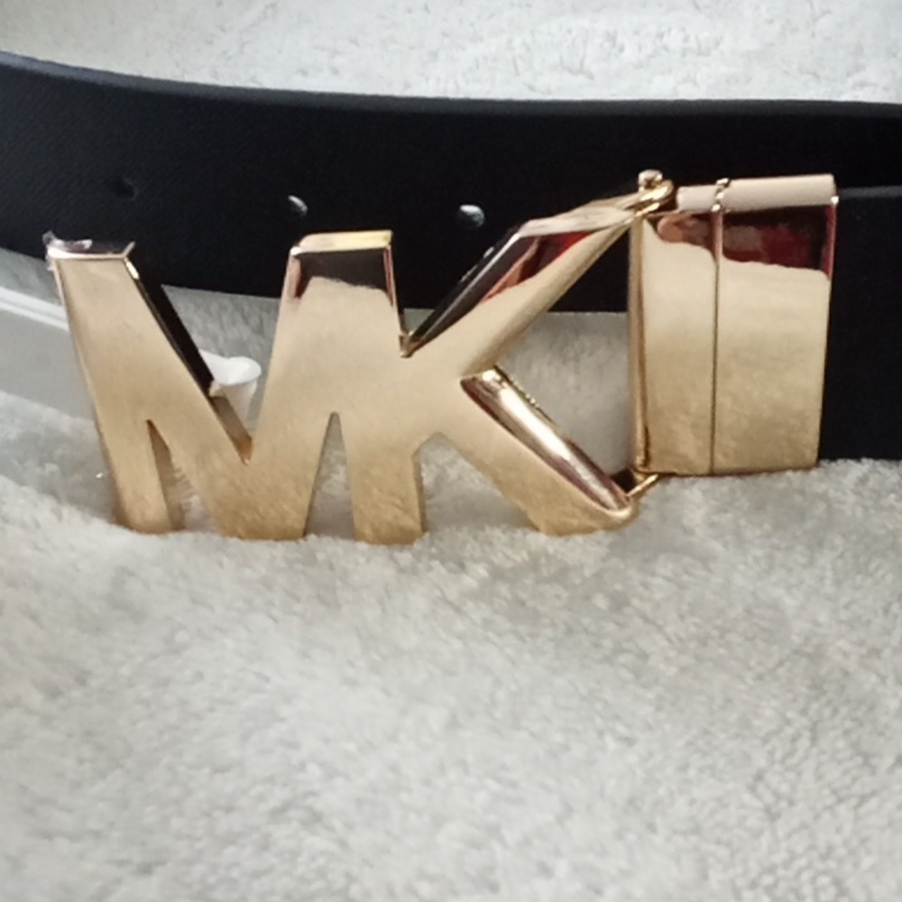 MICHAEL KORS BRAND NEW SIZE MEDIUM REVERSABLE BELT!